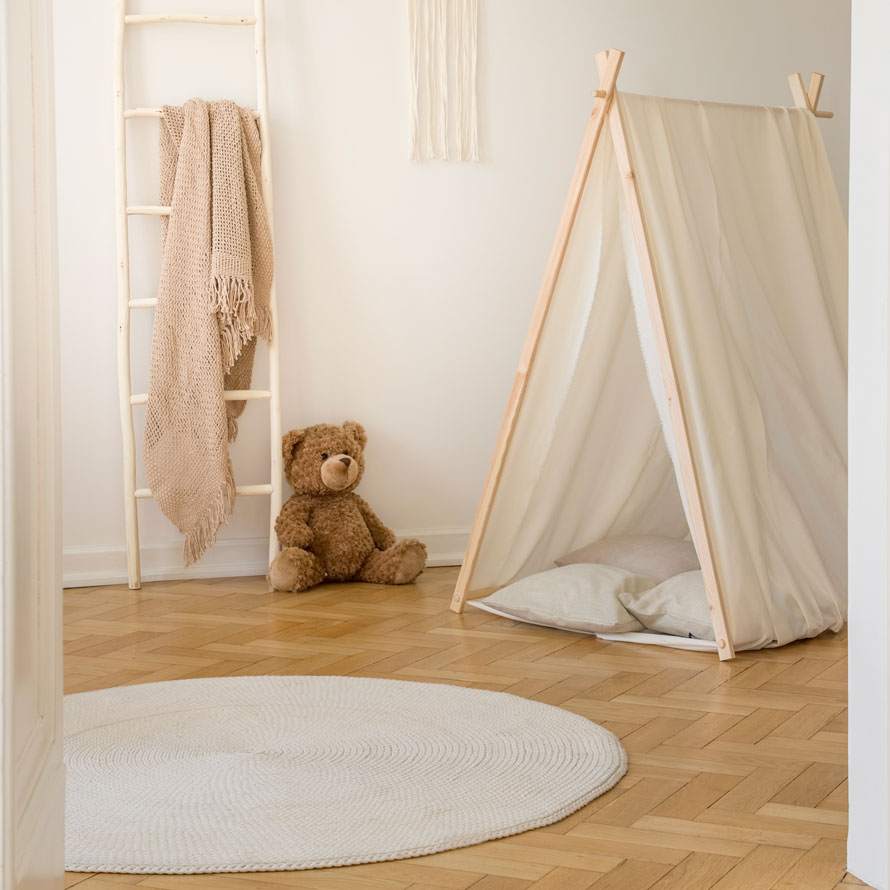 Spielzelt mit Teddybär im Schlafzimmer