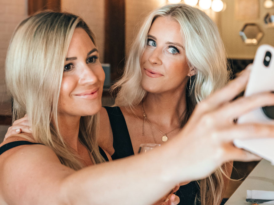 Zwei verliebte Frauen machen ein Selfie.