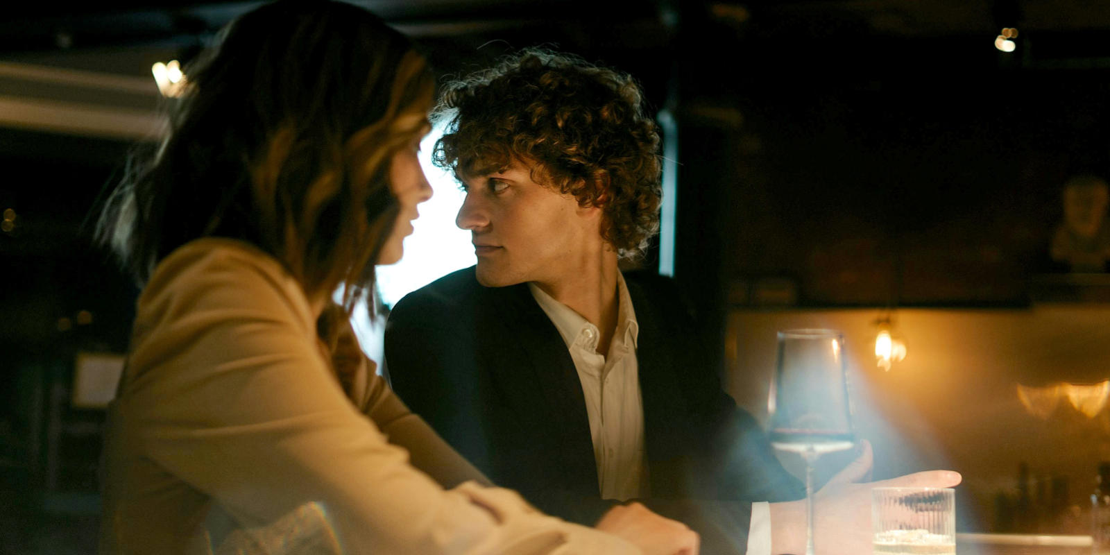 Dominante Frau verbietet ihrem dringend pinkeln müssendem Mann, die Toilette zu benutzen.