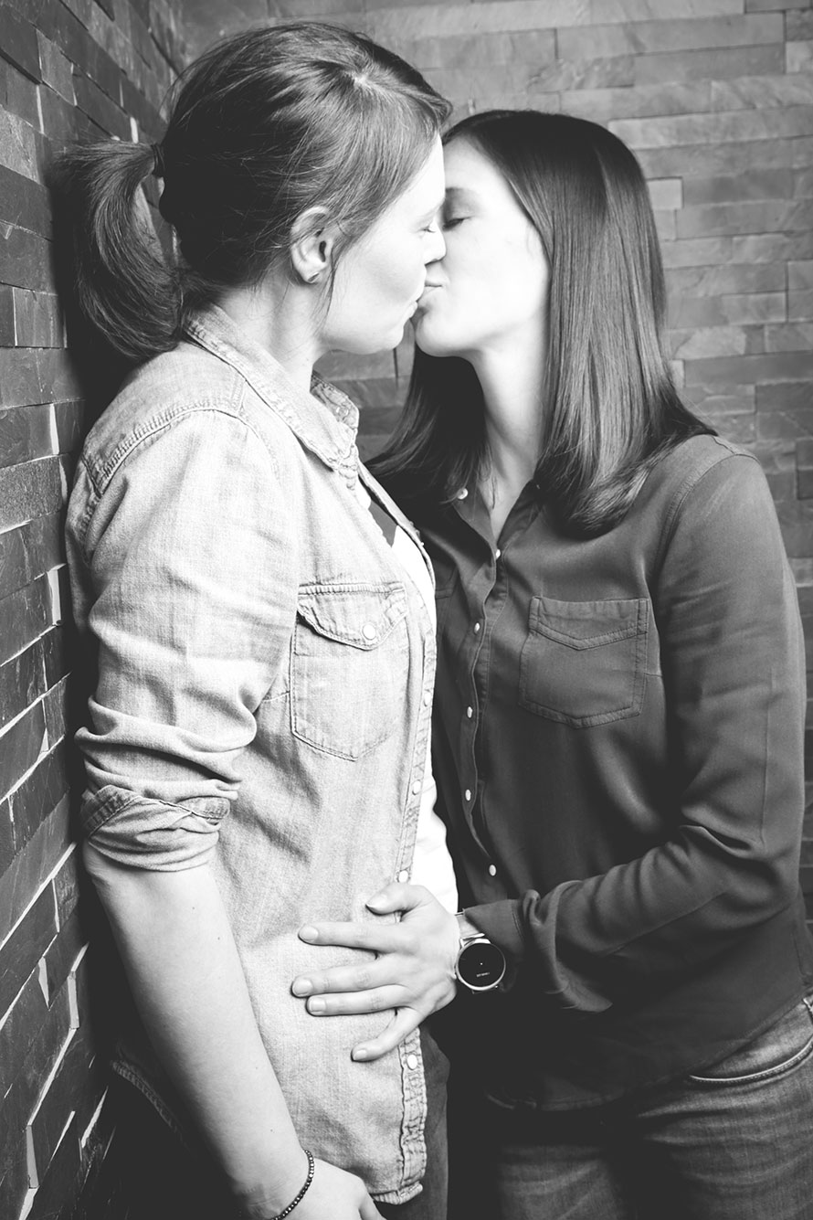 Ein lesbisches Paar küsst sich.