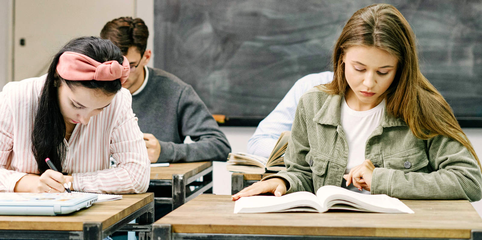 Studentin beim Schreiben ihres Examens.