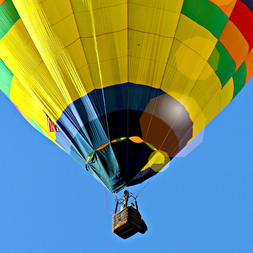 Aufsteigender Heißluftballon von unten