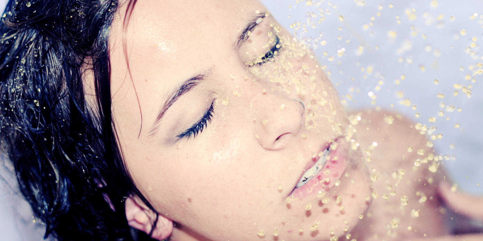 Junge Frau bekommt einen Golden Shower