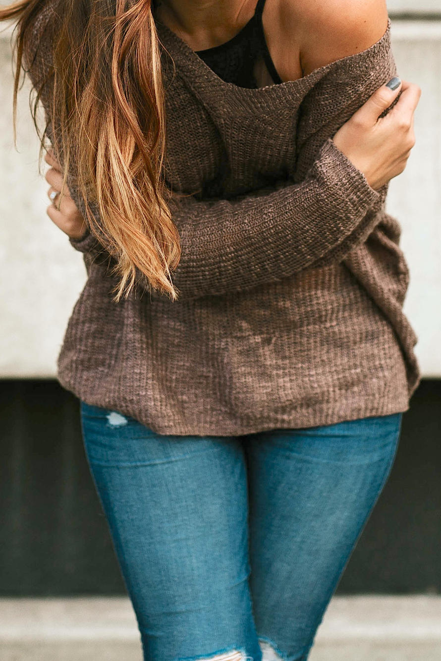 Frau in Jeans muss dringend pinkeln.