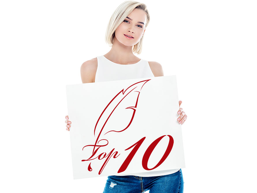 Blonde Frau hält Schild mit der Aufschrift „Top 10“ in den Händen