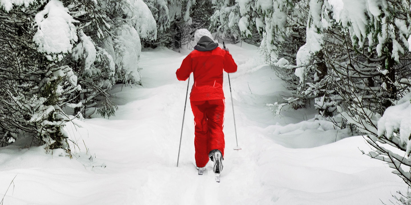 Symbolbild zu Weihnachten und Winterzeit: Frau im eingepinkelten Ski-Anzug im Schnee.