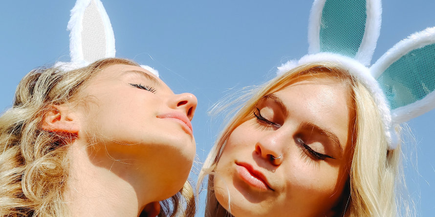 Zwei Frauen mit Osterhasenohren in der Frühlingssonne