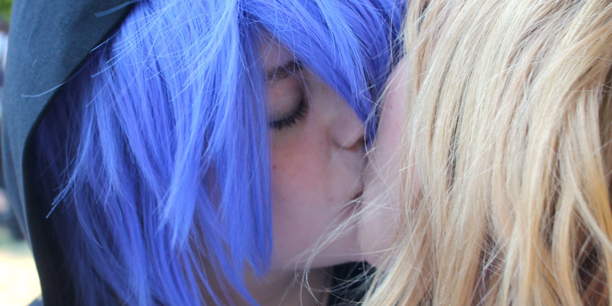 Lesbisches Paar küsst sich innig.