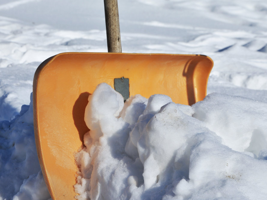 Schneeschaufel steckt im Schnee