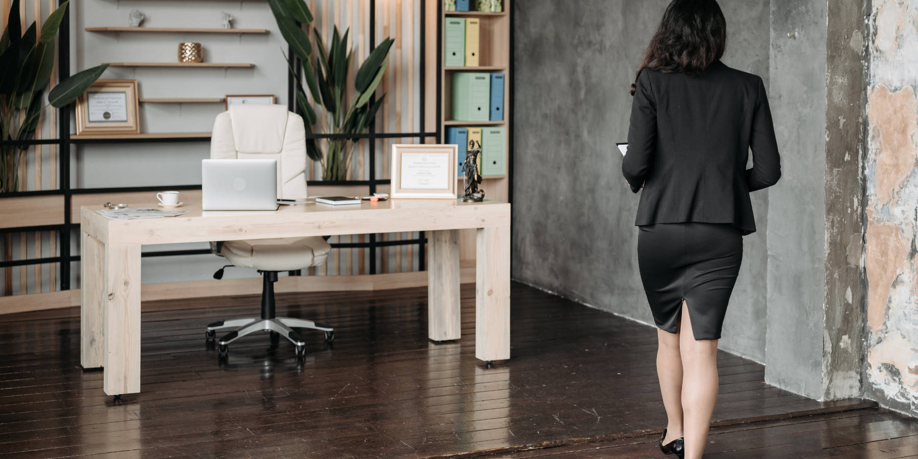 Brünette Business-Frau im Büro.