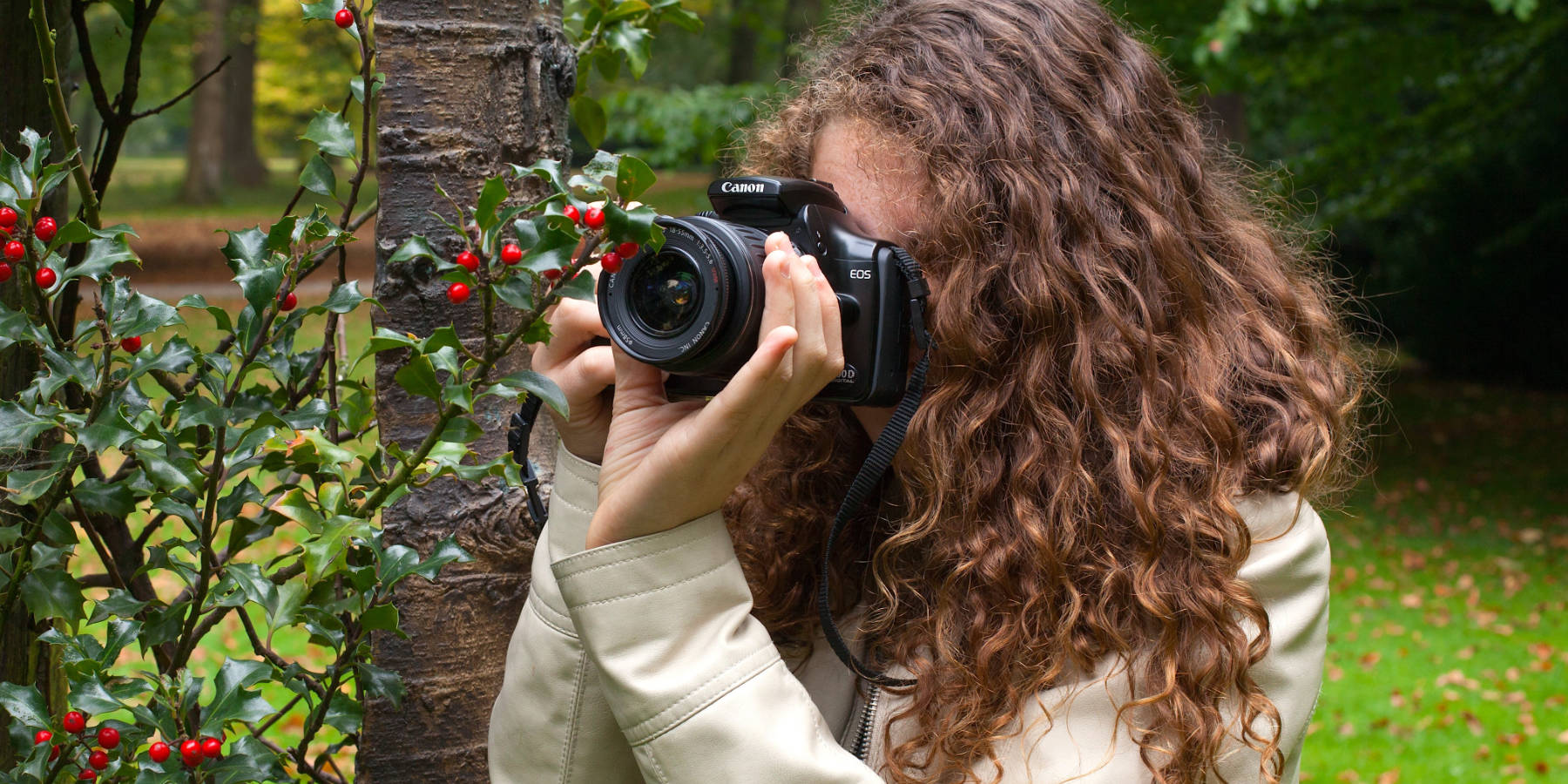 Frau macht heimlich Fotos