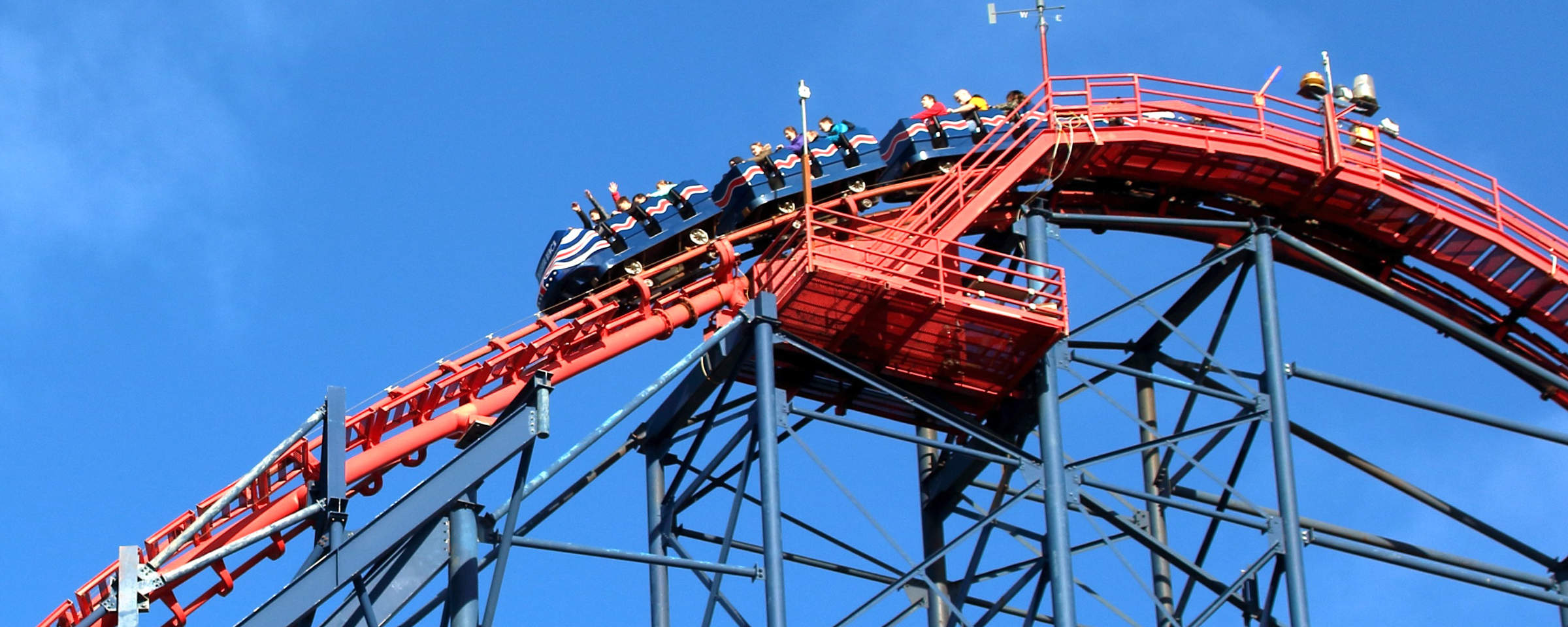 Achterbahn in einem Freizeitpark.