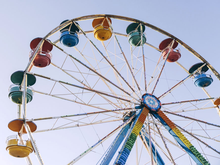 Ein Riesenrad von unten betrachtet