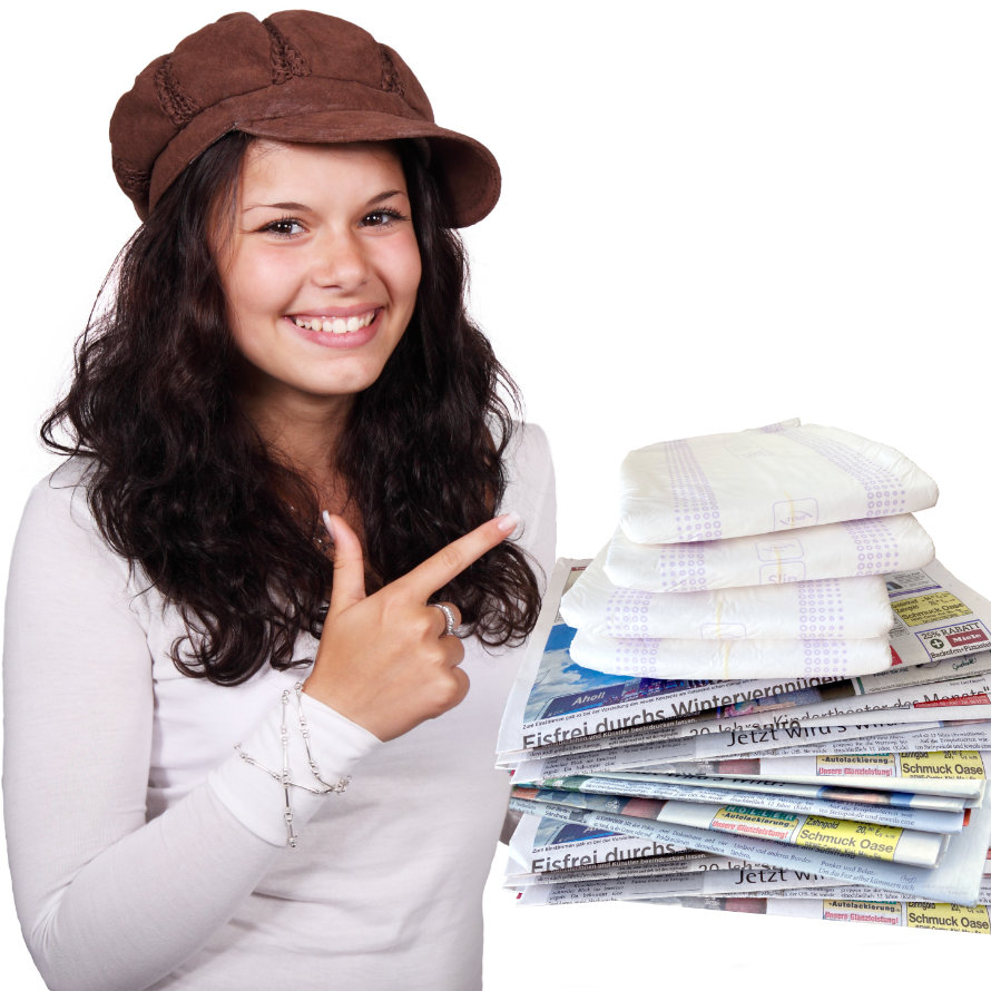 Junge Zeitungsausträgerin mit einem Stapel Zeitungen in der Hand, auf dem Windeln liegen.