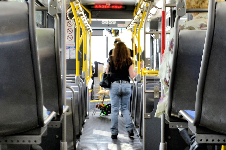 Junge Frau steht mit vollgemachter Hose im Bus
