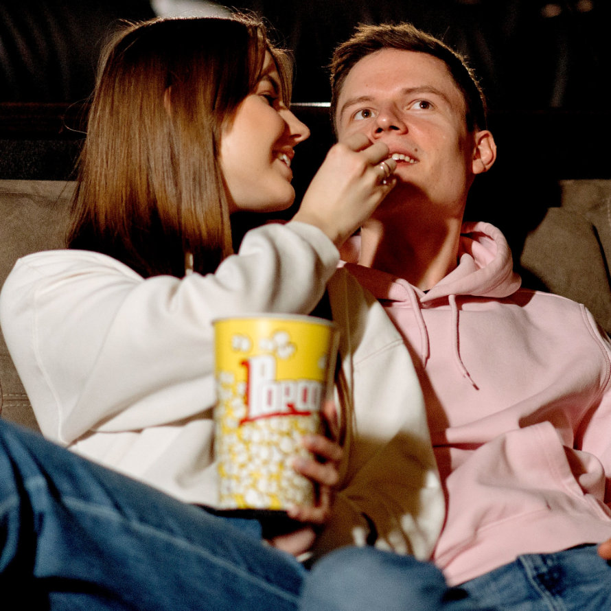 Paar isst im Kino Popcorn