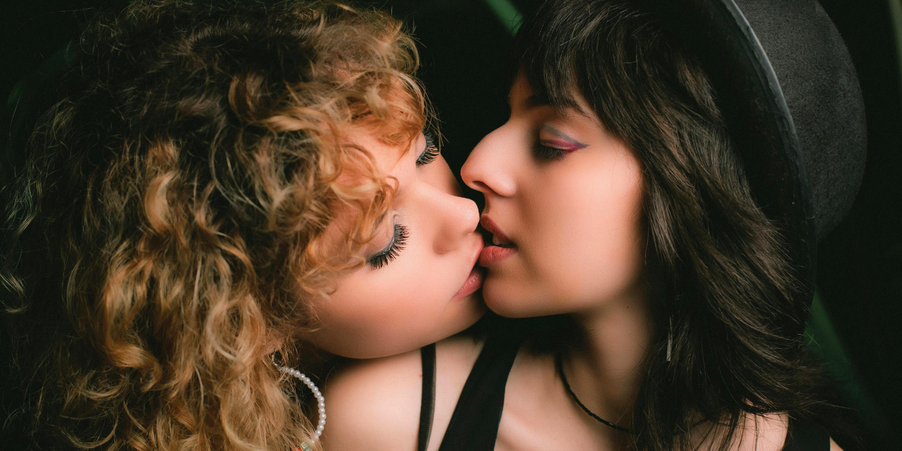 Zwei Frauen im 80er-Style küssen sich.