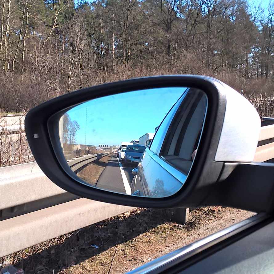 Blick in den Rückspiegel beim Stau auf der Autobahn