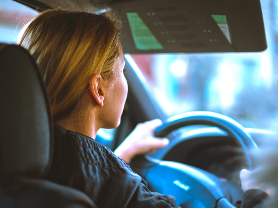 Fahrschülerin sitzt dringend müssend am Steuer