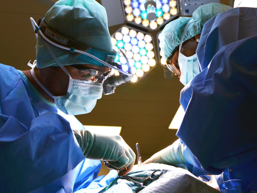 Chirurg und OP-Schwester während einer Operation.