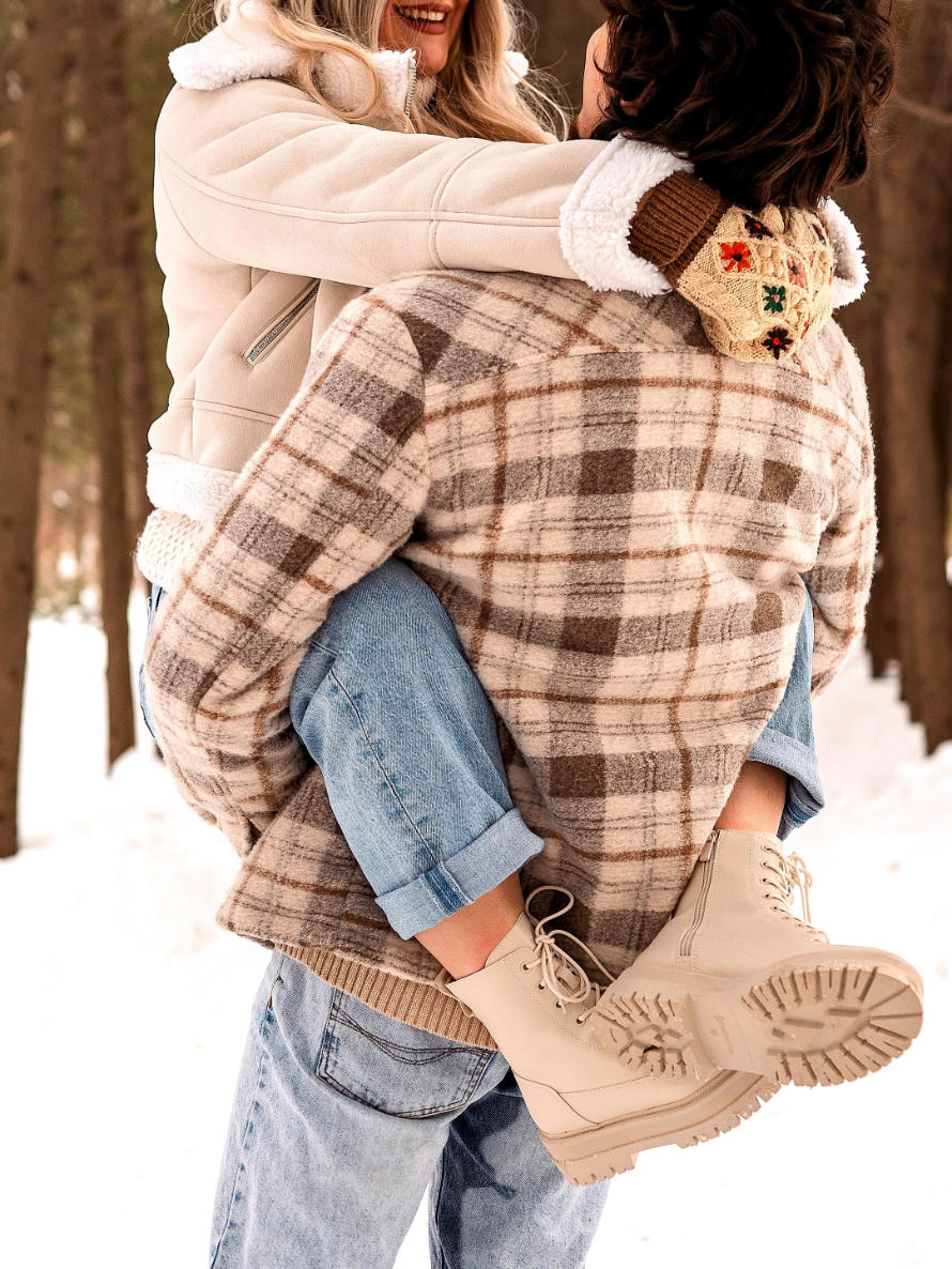 Verliebtes Pärchen pinkelt sich gemeinsam im verschneiten Wald in die Hosen.