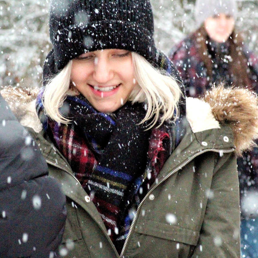 Zwei junge Frauen im Schnee