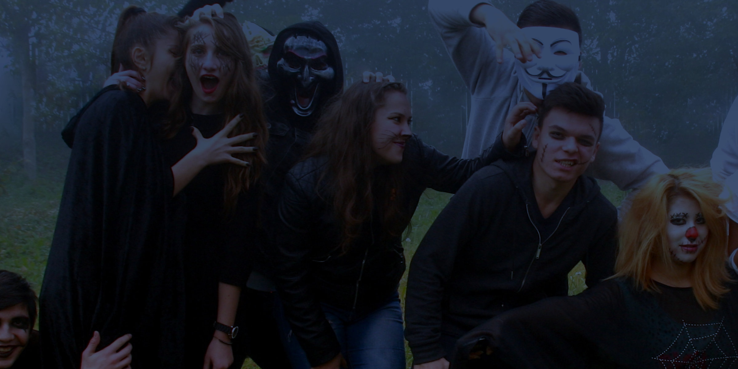 Verkleidete Clique am Halloween-Abend