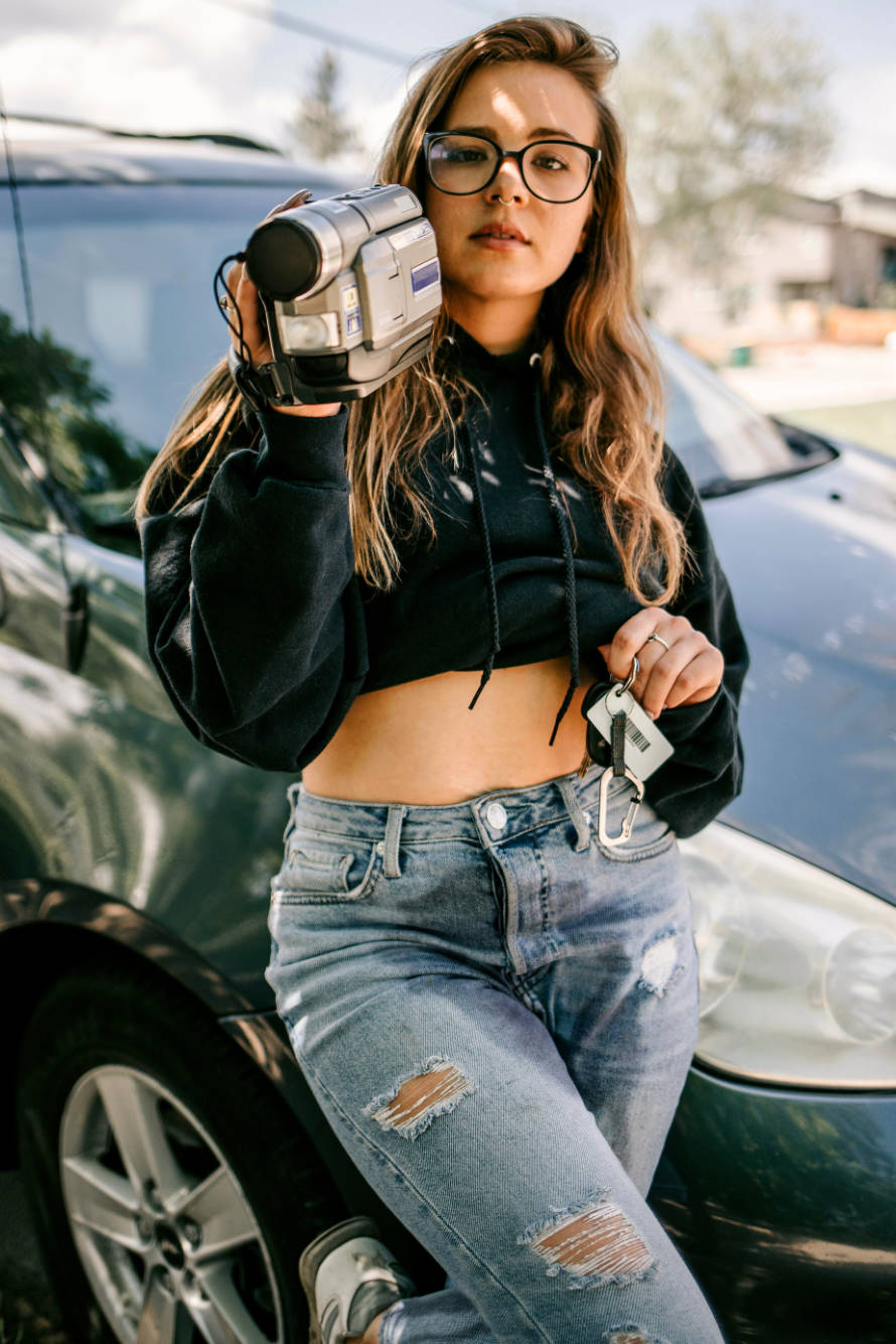 Junge Frau mit Videokamera hat sich in die Hose gepinkelt.