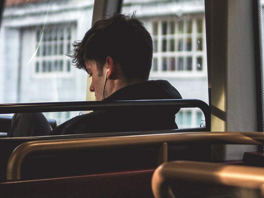 Junger Student sitzt im Bus