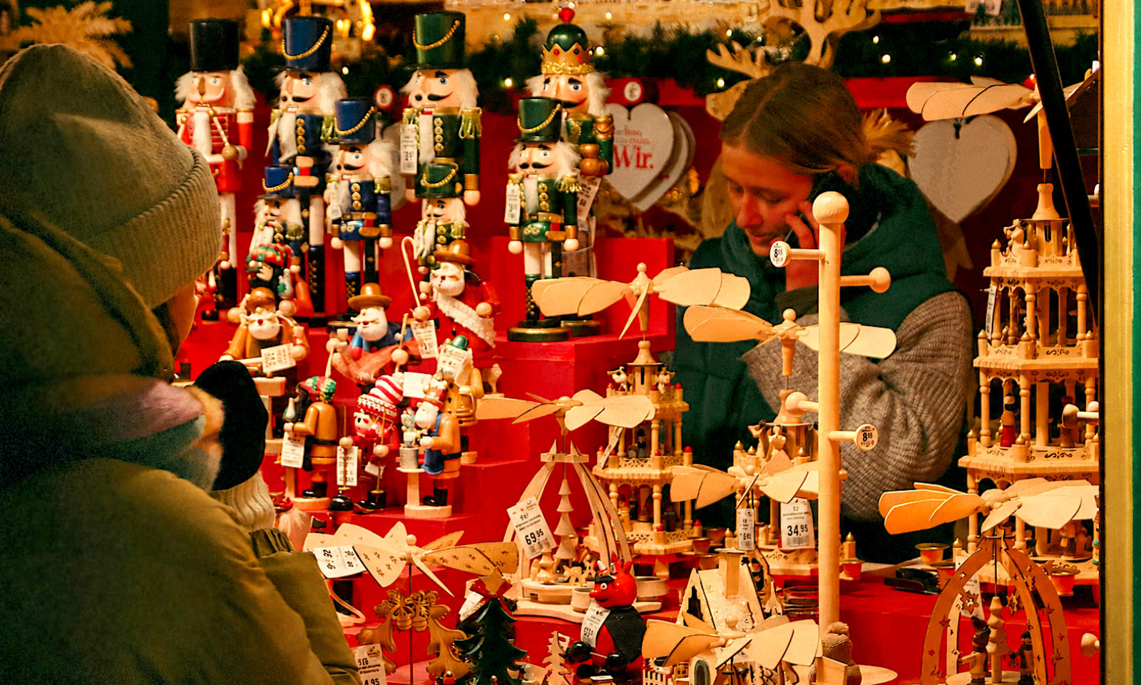 Symbolbild: Frau in einem Verkaufsstand auf dem Weihnachtsmarkt muss dringend zur Toilette.